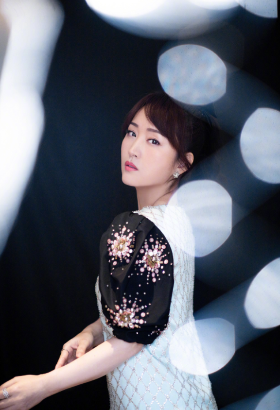 杨钰莹歌声甜美外形清纯温柔这样貌看不出是奔五十的年纪