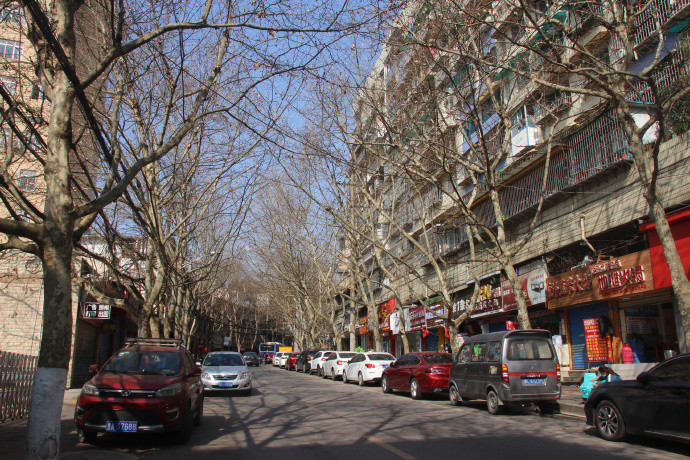 贵阳城市中心老城片区 道路杂乱房屋陈旧 依然难掩昔日繁华 腾讯新闻