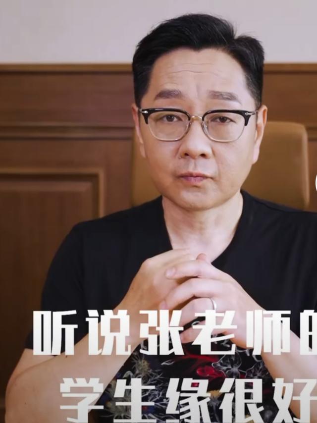 主持人张绍刚瘦脱相脸颊下垂老态明显毫无精气神