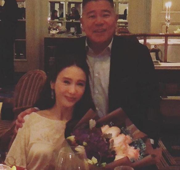 黎姿|豪气十足？阔太黎姿晒戴伊丽莎白泰勒项链拍照，配文深感荣幸