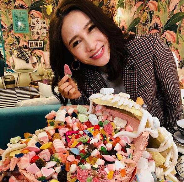 黎姿|豪气十足？阔太黎姿晒戴伊丽莎白泰勒项链拍照，配文深感荣幸