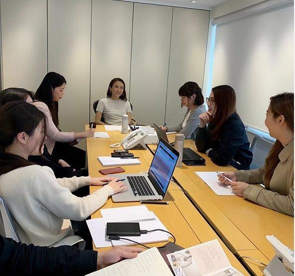 黎姿|豪气十足？阔太黎姿晒戴伊丽莎白泰勒项链拍照，配文深感荣幸