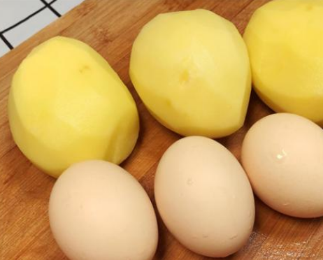 土豆这样做最好吃多放几个鸡蛋味美又香就着饭能吃两大碗