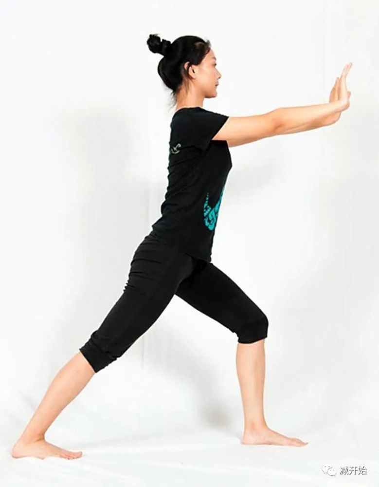 2)左腿前弓步,左脚脚尖抵墙,右腿后撤伸直,右脚脚跟踩地; 3)臀部下沉