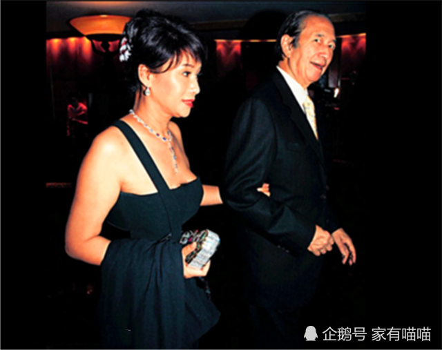三房陈婉珍也霸气,昔日陪赌王出席活动涂黑指甲,钻戒耳环加身超从容