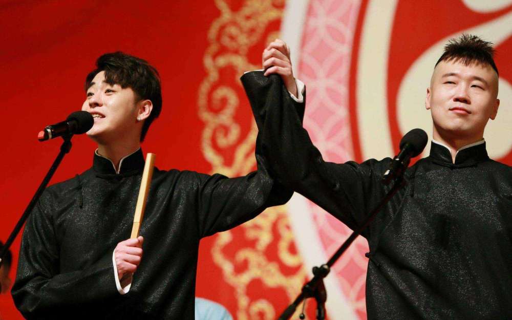 还有一次张云雷刚手术完不久,跟张鹤帆同台演出,张鹤帆明知张云雷的