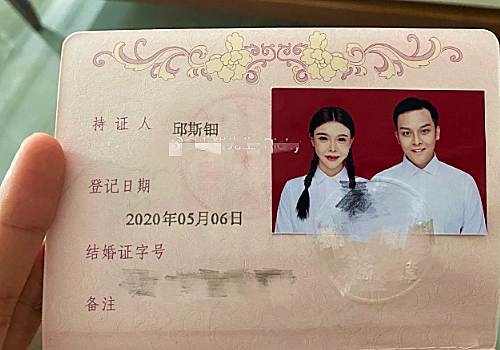 但是就是在上个月刚刚扯了复婚证后,两个人再一次出现不和的情况,小猪