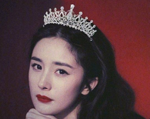 女明星戴皇冠,杨幂冷艳,唐嫣高贵,最后看到热巴:心动了_腾讯新闻