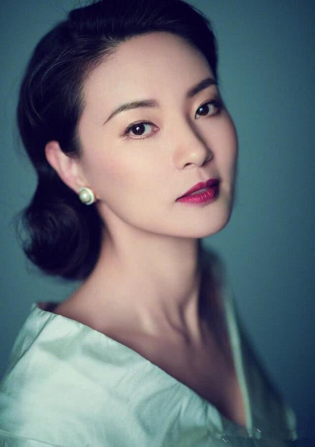潘石屹拍摄央视主持人刘芳菲,41岁的她美丽温婉气质不凡