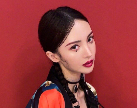 金晨公演舞台造型,却被"泪痣"妆抢镜,网友:多此一举