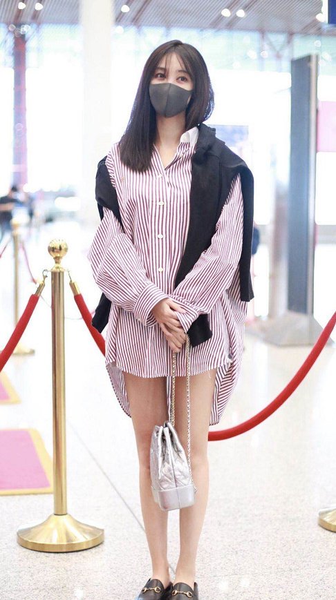 衬衣宽松款式被李菲儿当裙穿,下边一双美腿被展现出来,李菲儿的身材