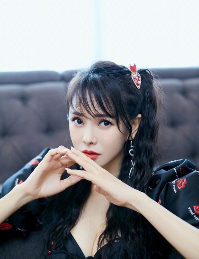 伊能静|秦昊无奈，庾澄庆取消点赞，坎坷经历是伊能静作天作地的理由吗？