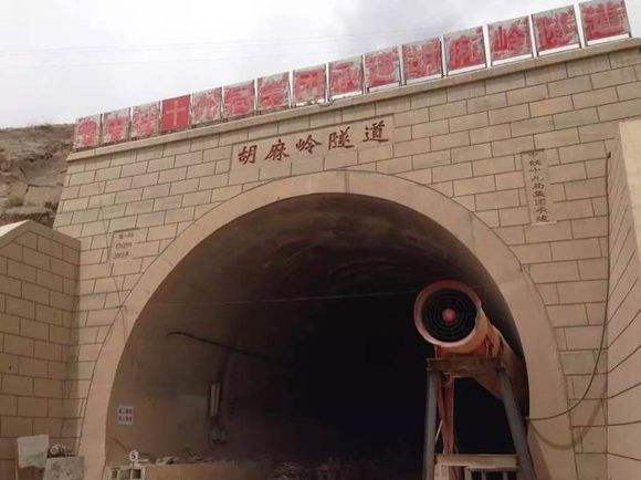 韩国人中国太有趣了挖隧道一天才能挖一米还号称基建强国