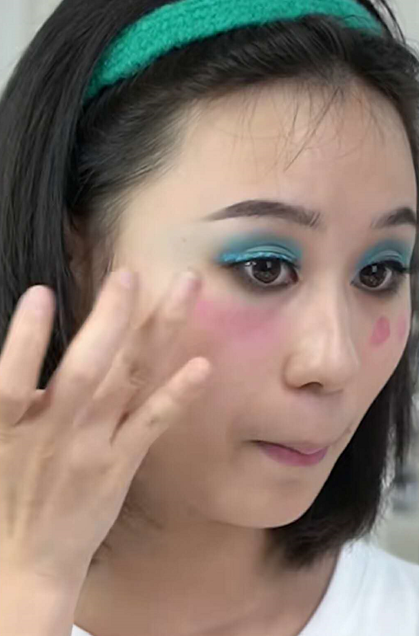 小姐姐仿妆马冬梅开始发箍挺有年代感看到最后怎么可以这么像