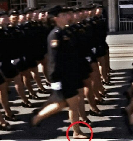 俄罗斯女兵阅兵鞋掉,还继续行走获嘉奖