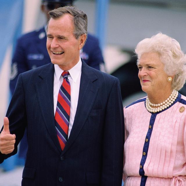 戴安娜30岁时同框老布什妻子美如画66岁第一夫人穿蓝裙根本不输