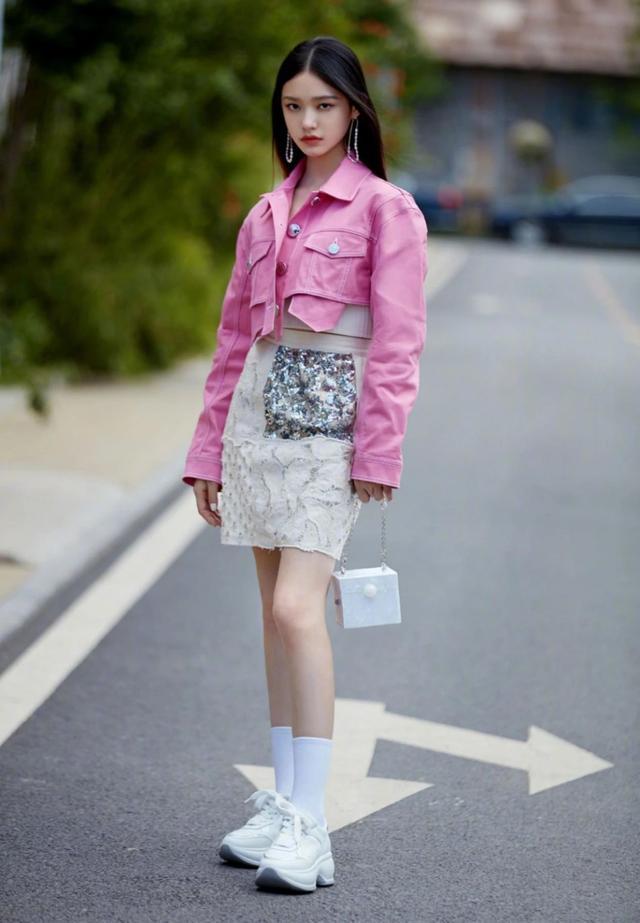 夏天不会色彩搭配看看林允亮色穿搭这个夏日一起做个清新girl