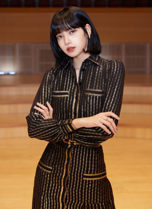 lisa炫酷连衣裙造型 可爱的人间芭比也有酷酷的感觉