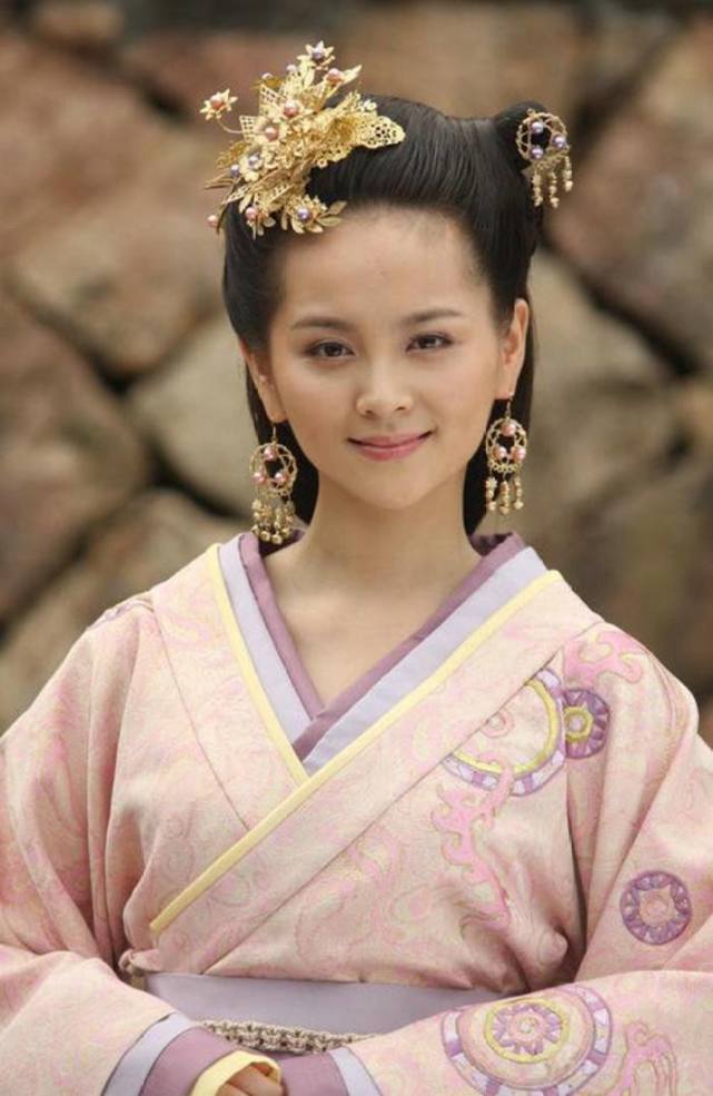 接近权力的中心,于是儿子被封为隆虑侯,女儿陈阿娇就必须成为皇后