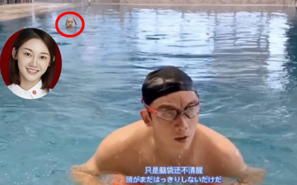 甜齁!郑恺陪爱妻游泳,苗苗水中藏肚,夫妻上演"水上追逐战"