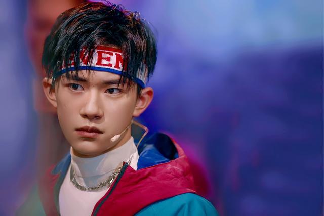 王一博|王一博在他面前甘拜下风，跪地为偶像呐喊，国际街舞大神成名背后都是伤痛