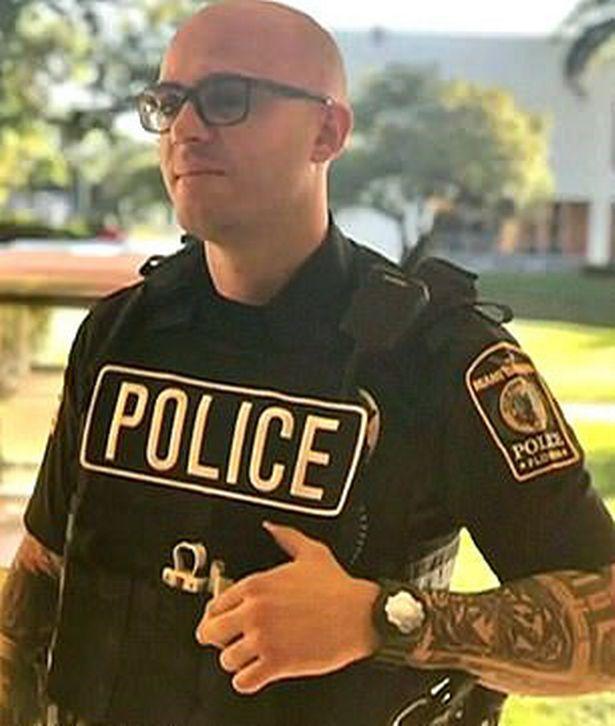 美国又一警察因暴力执法被逮捕跪在非裔女子脖子上用枪电击她