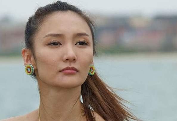 同是张国立的准儿媳,张默前女友,牛萌萌近朱者赤,她逆袭成赢家