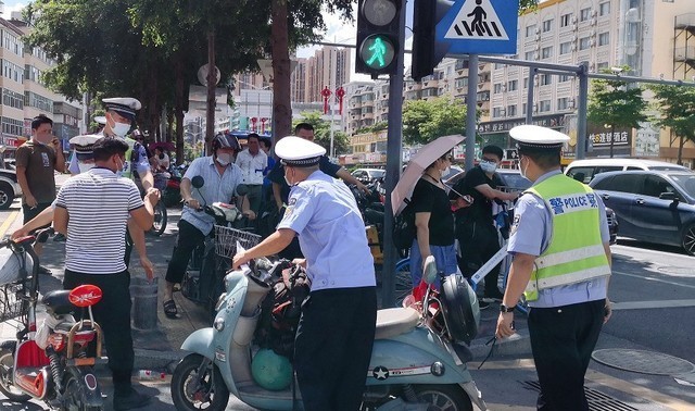 違反《條例》規定,駕駛改裝,加裝遮陽棚,傘,擋風裝置的電動車,由公安