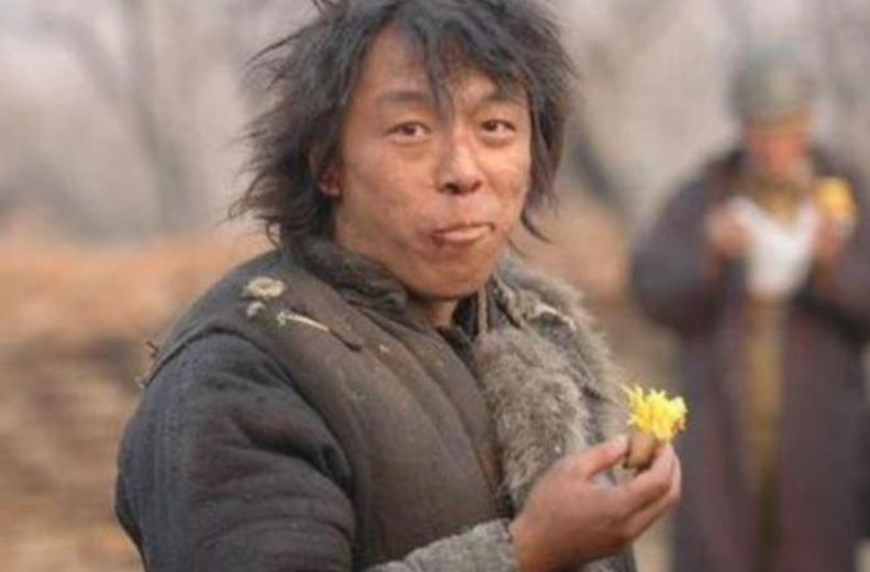 同样是扮演乞丐 黄渤破衣烂衫,周星驰用手抓饭,杨颖这是在干嘛
