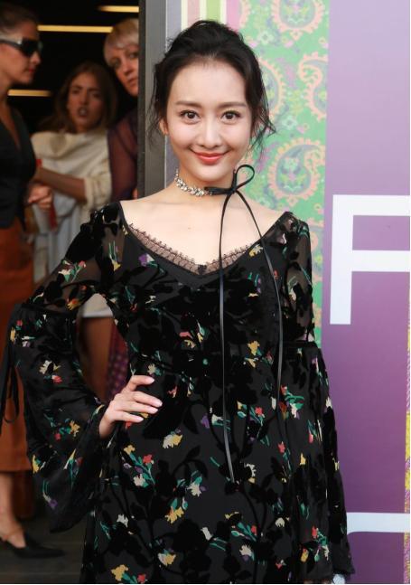 王鸥气质真好,穿一身"透亮"纱裙好迷人,长相状态真叫人羡慕