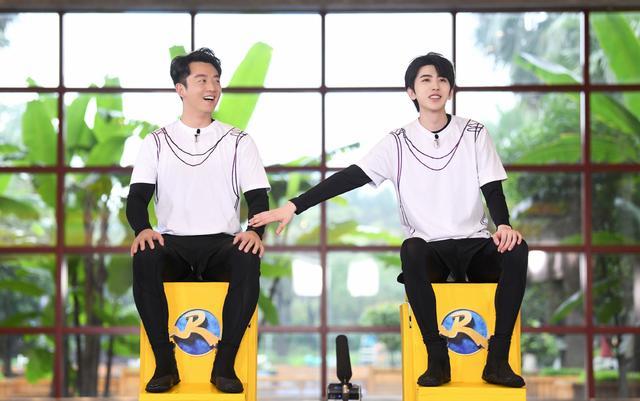 蔡徐坤秒撕郑恺名牌,动作快准狠,郑恺"小猎豹"头衔不保