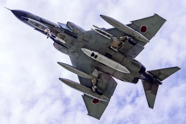 战术侦察机大多是现役歼击机的改型或无人驾驶飞机,例如,美国的rf-4e