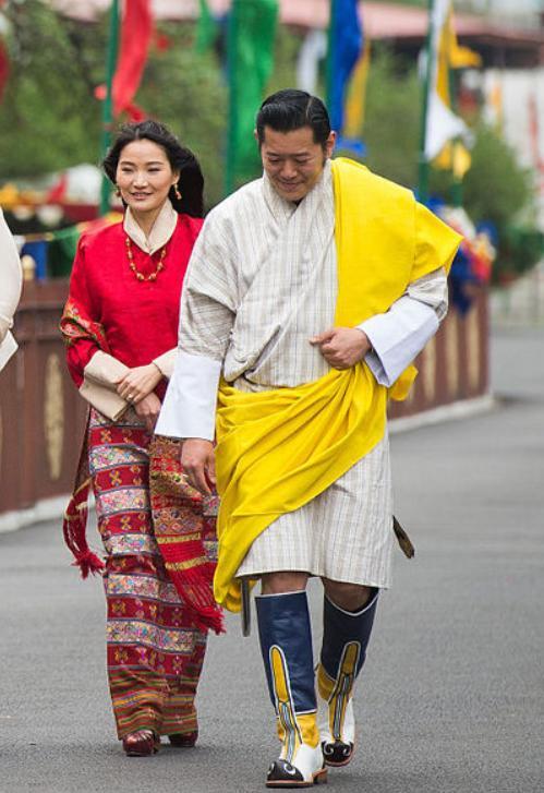 不丹国王夫妇罕见秀恩爱彼此十指紧扣真甜蜜原谅丈夫不忠了