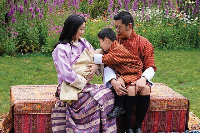 不丹国王夫妇罕见秀恩爱,彼此十指紧扣真甜蜜,原谅丈夫不忠了?