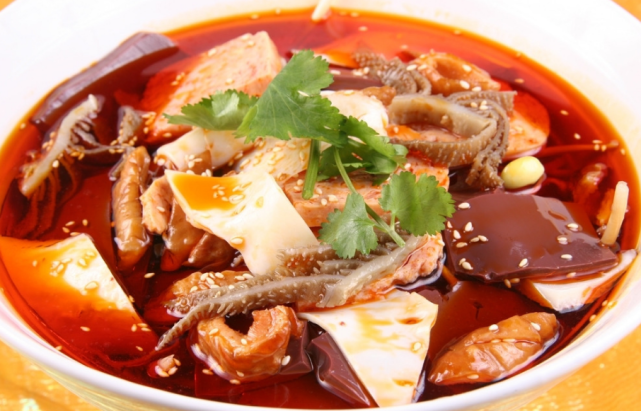 2,牛肚洗干净,黄喉洗干净切大小合适的片,午餐肉切片,鸭血切片,大葱切