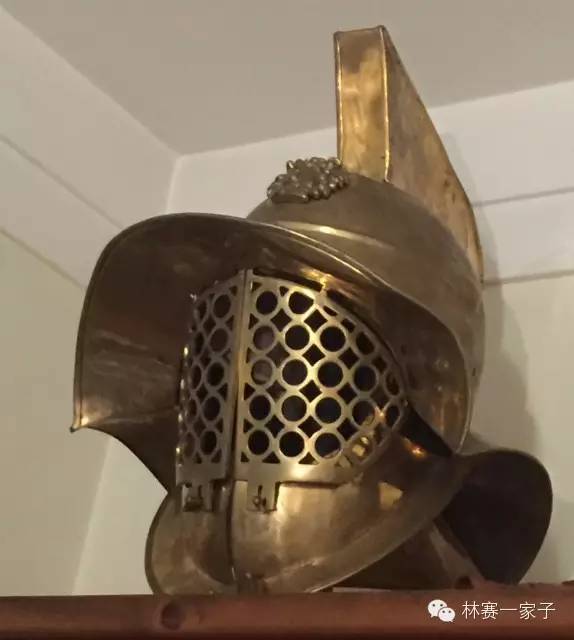 汤米的斯巴达头盔汤米还有好几件价格不菲的冷兵器收藏品:斯巴达头盔