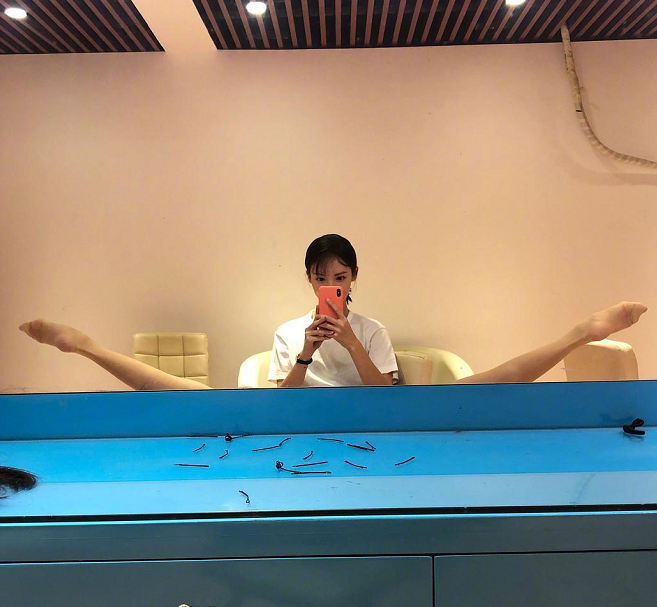 《乘风破浪》论一字马就服金晨,劈叉弧度超过了180度!