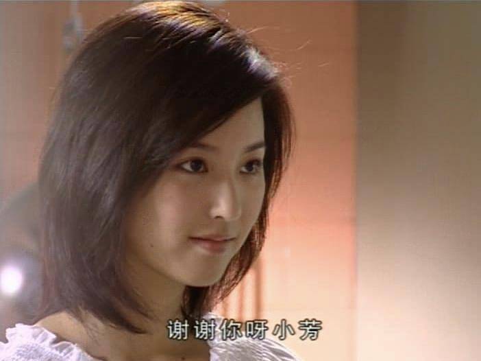 在剧中,吴佳尼饰演苏拉和颜如玉的闺蜜小芳,一头利落的短发,直爽的