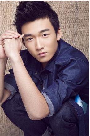 童星出道的石云鹏演技不错,和关晓彤拍过《大风车》,撞脸王千源