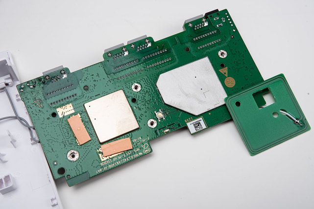 华为ax3 pro路由器pcb正面的芯片同样有屏蔽罩覆盖,但正面的屏蔽罩是