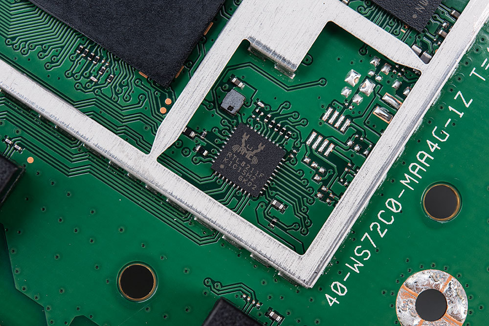 华为ax3 pro路由器使用sky85333-11功率放大芯片,负责2.