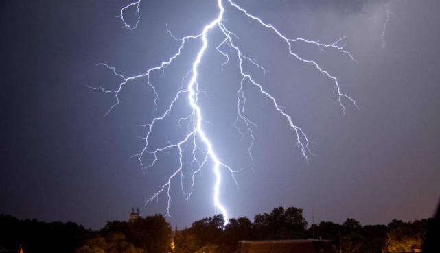 又一场罕见灾难到来,至少107名印度人被雷劈死,惊动总理莫迪