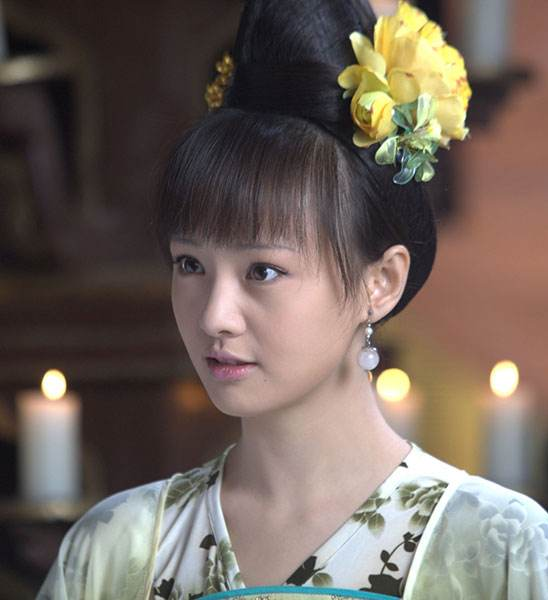 古装剧中"朝天髻":郑爽赵丽颖全靠颜值撑,热巴造型差,她却美成经典