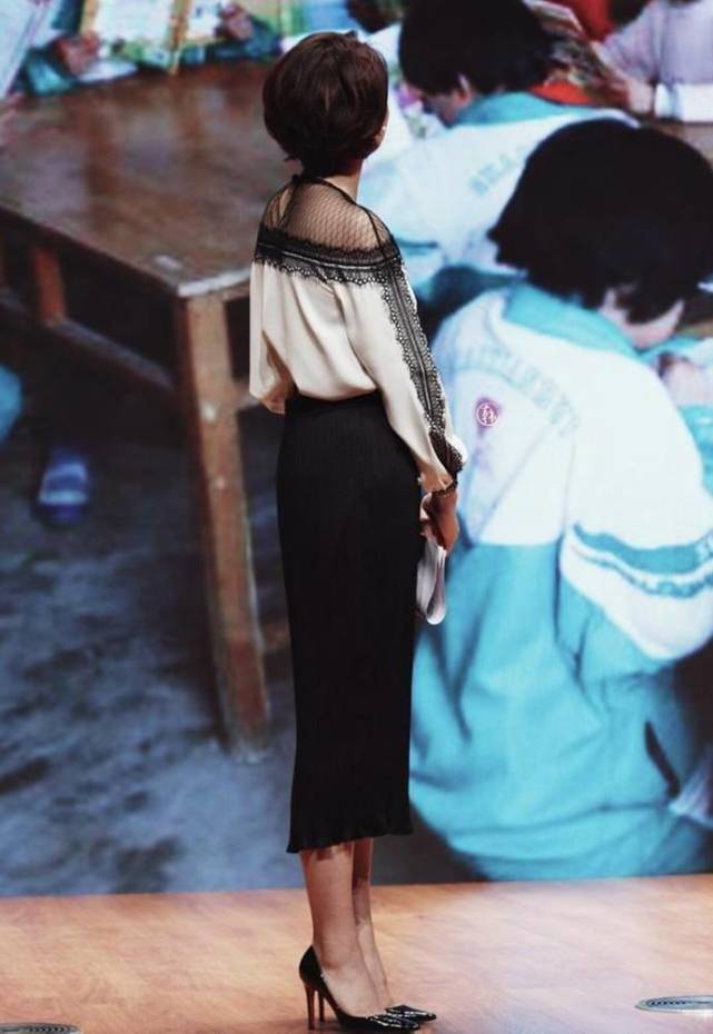 有一种"气质"叫46岁的董卿,显老奶奶色长裙穿出潮流感,太高级