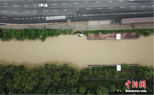 看天下:浙江杭州遭遇强降雨 城市河道水位上涨