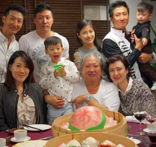洪金宝豪宅堪比景区厨房比小户型房子还要大三代同堂住在一起