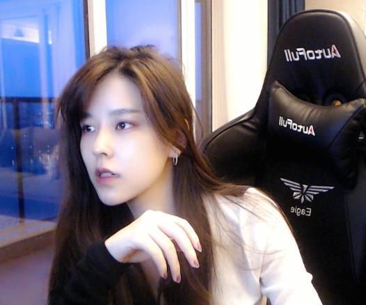 沫子原先是国内fps游戏职业选手,后来更是加入了陈赫组建的snake-tc