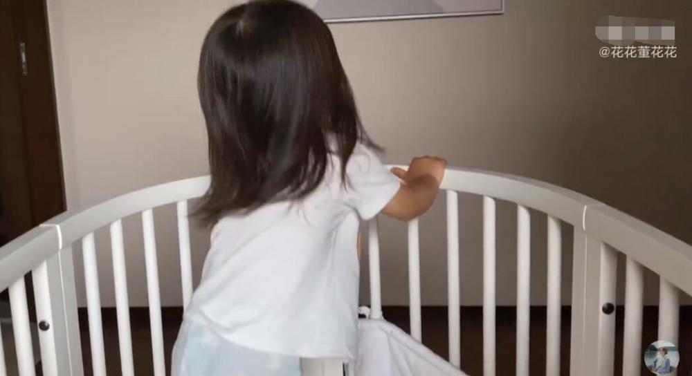 董花花跟蒋凡育有一儿一女,这一个多月的时间以来,董花花经常会在社交