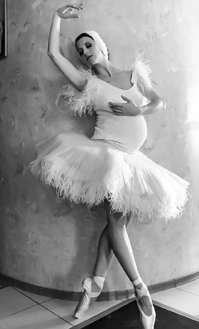 俄罗斯最美芭蕾妈妈怀胎七月还在踮起脚尖练舞不停歇狠吗