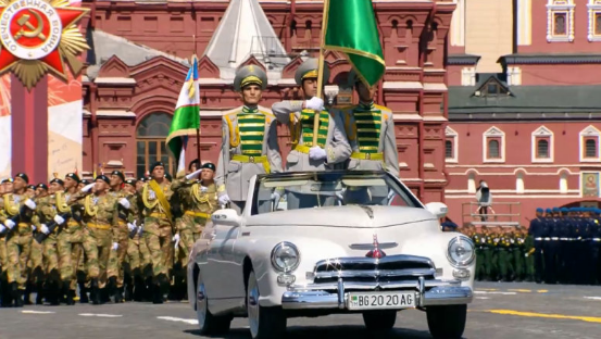 红场阅兵上的胜利牌轿车